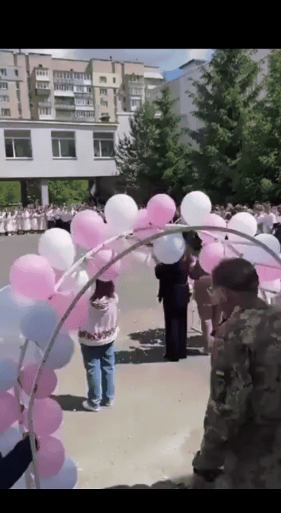从前线回来的乌军士兵来到女儿的学校，参加她的毕业典礼。这种习俗来自于苏联时期“最