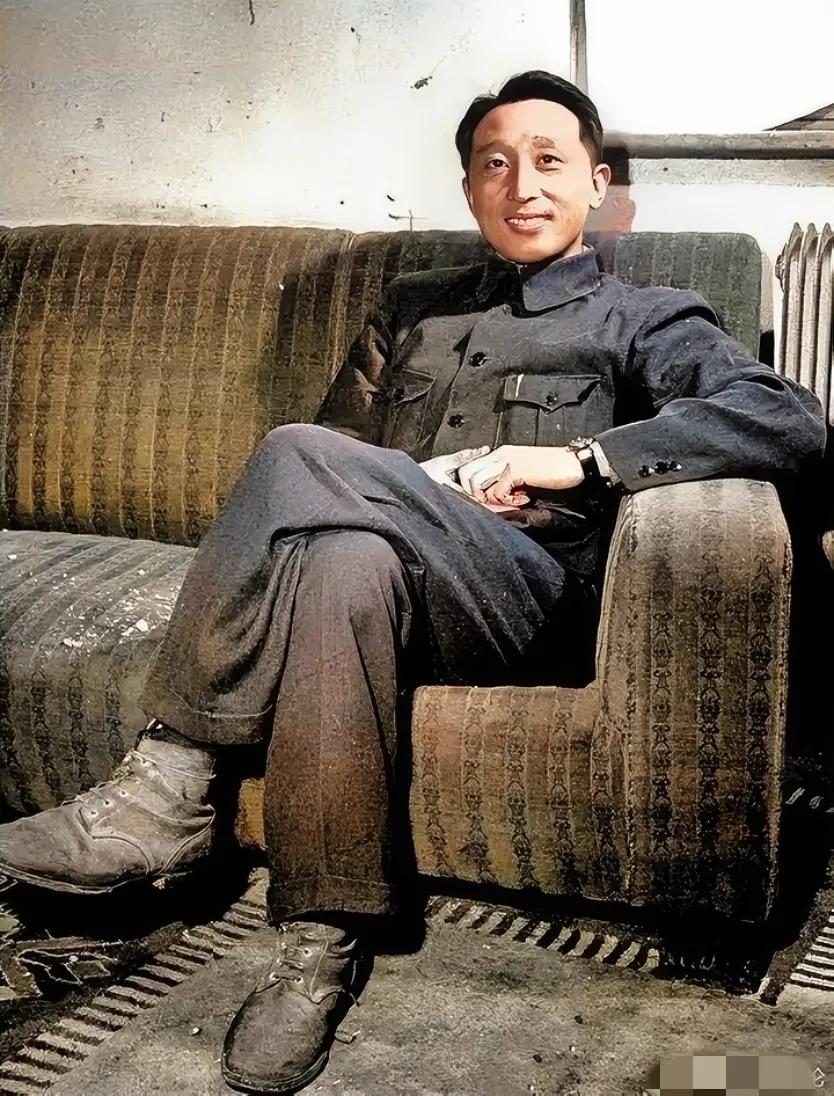 50年代初，张作霖的二儿子张学思，一张罕见的留影，镜头中的他穿着中山装，看起来英