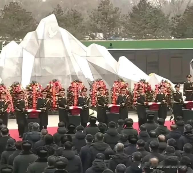 用我们最崇高的敬意迎接志愿军烈士回家。青松苍翠，哀乐低回，如您所愿，山河无恙。