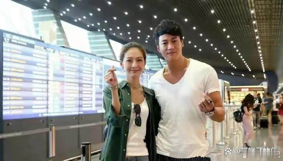 何润东和老婆合影，简单穿衣也显得特别有气质 