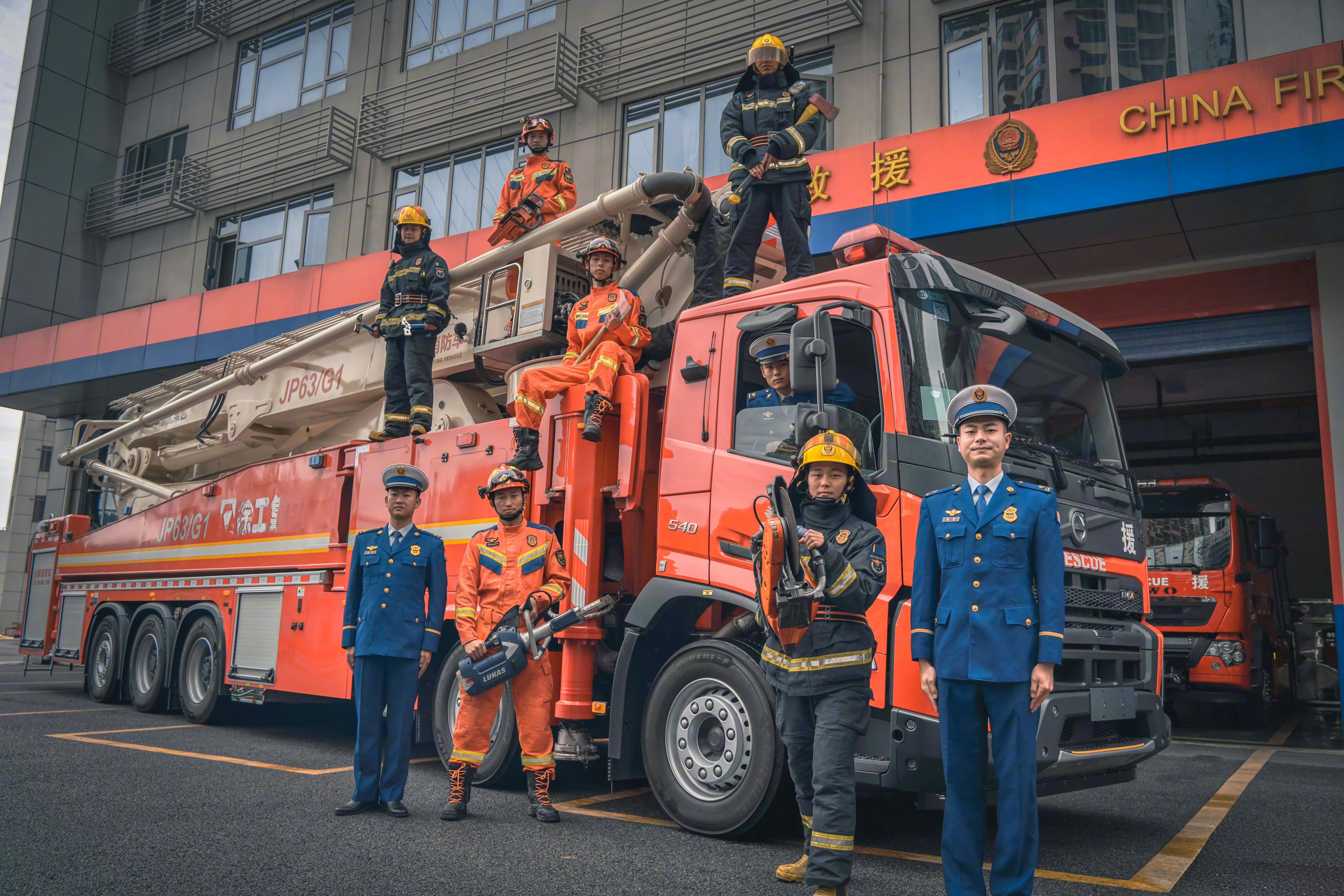 有人问，为什么消防员总给人一种“安全感”？大概是因为，当警铃响起的时候，别人是在