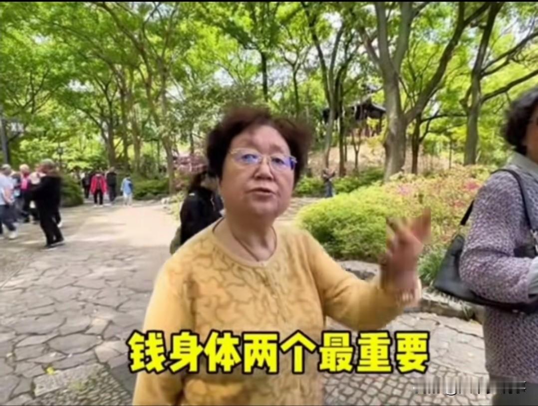 姐姐今年74了，从外表看，身体颇为硬朗，腰杆笔直，胸膛挺阔。然而，谁能料到，她竟