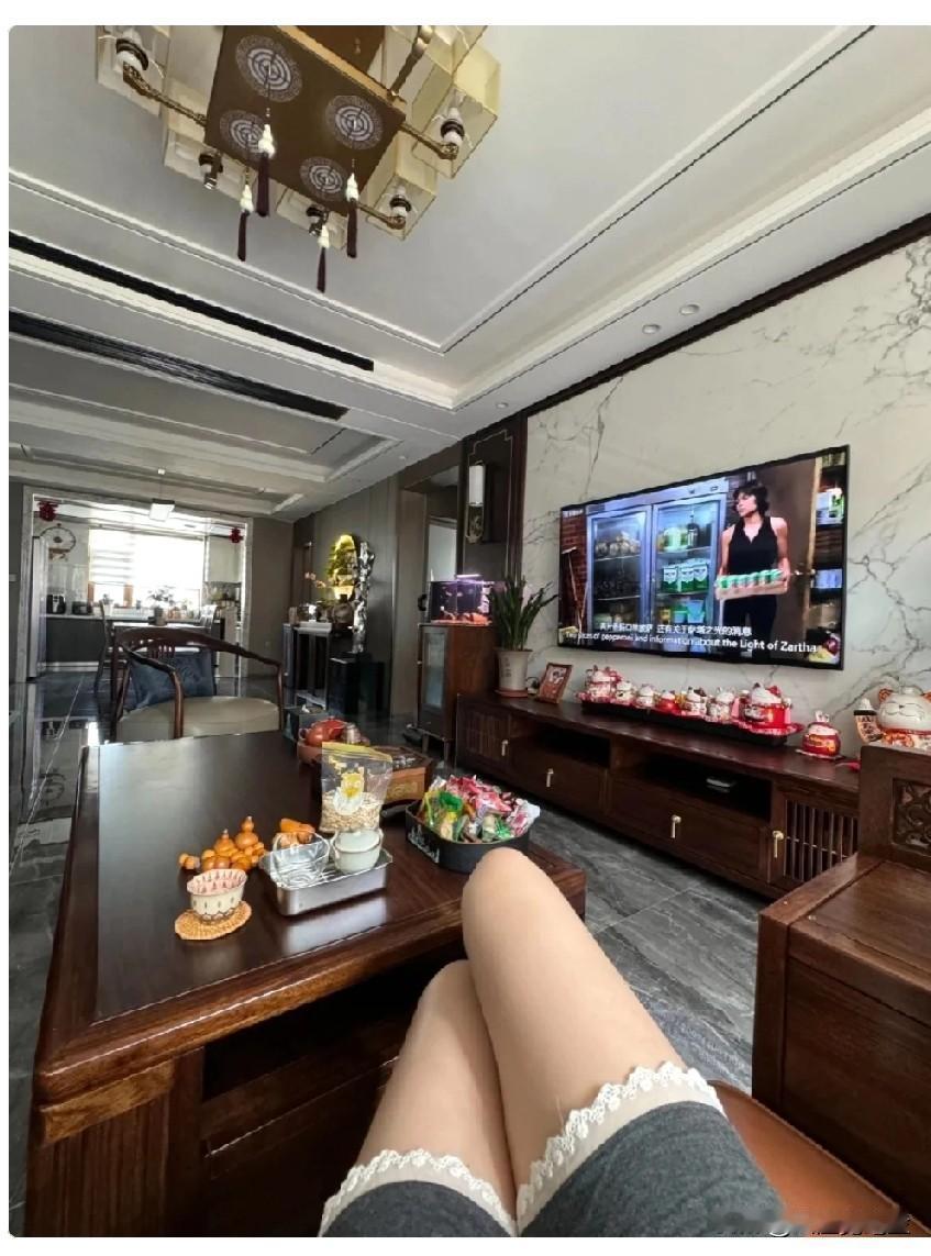 堂姐过的最好，最有钱，群里亲戚发红包时，堂姐从来不抢，甚至在群里一句话也不说，我