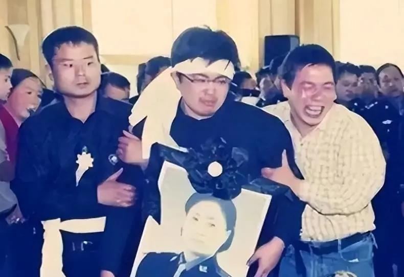 任长霞局长牺牲时，17岁的儿子卫辰尧正备战高考，4年后，父亲也因病去世，失去双亲