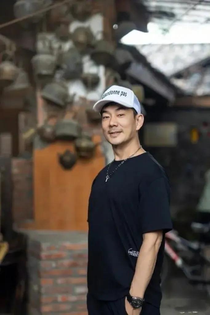 任贤齐踏访广西，深入体验壮族等多元民族文化，与民众共舞欢歌，用音乐搭建桥梁，传递