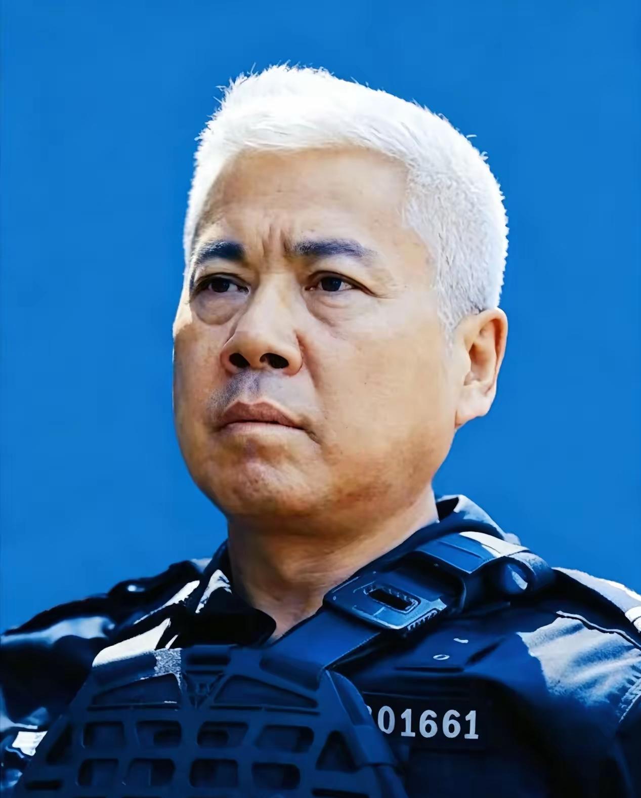 刘崇，1968年出生于辽宁鞍山，1991年加入公安队伍，中共党员。鞍山市公安局巡