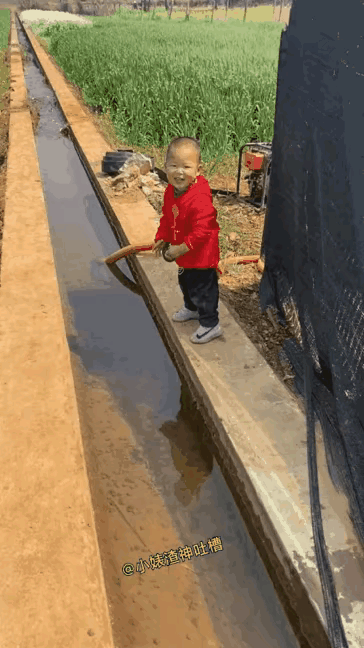 常在河边走，哪有不湿鞋

一个小朋友在水渠上蹦来蹦去，连续蹦了几次，都顺利蹦过，