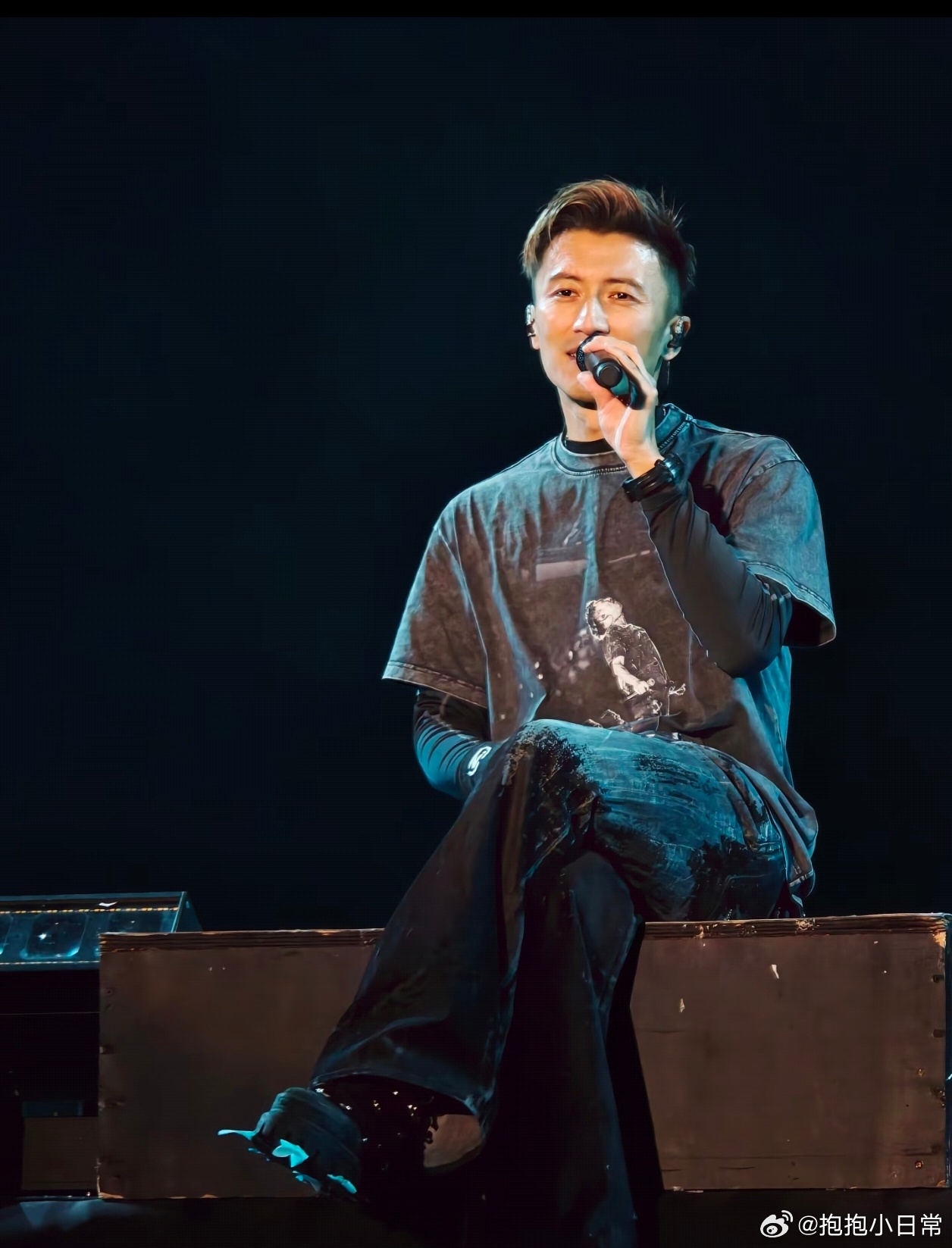 谢霆锋的破洞牛仔裤能看到底裤 硬朗外形配上大胆破洞牛仔裤，谢霆锋把前卫和帅气平衡