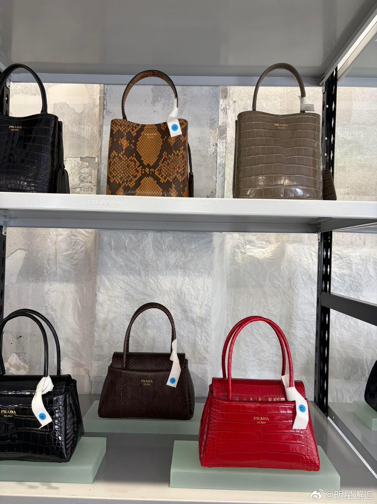 直击时尚幕后Prada 2026秋冬幕后：光鲜背后的极致匠心！大家在T台上看到的