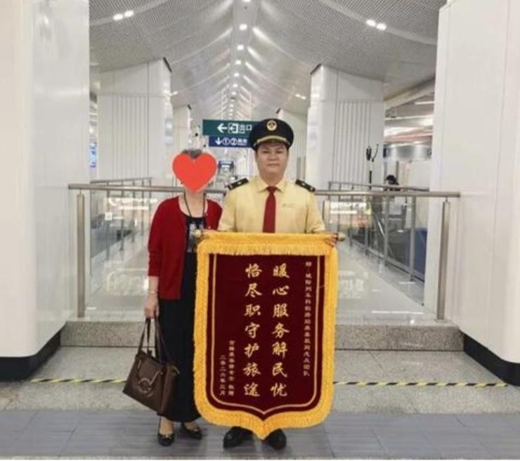 74岁奶奶买错车票，车站众人接力送站：这世间的温柔，总在细节里闪光
 
74岁的