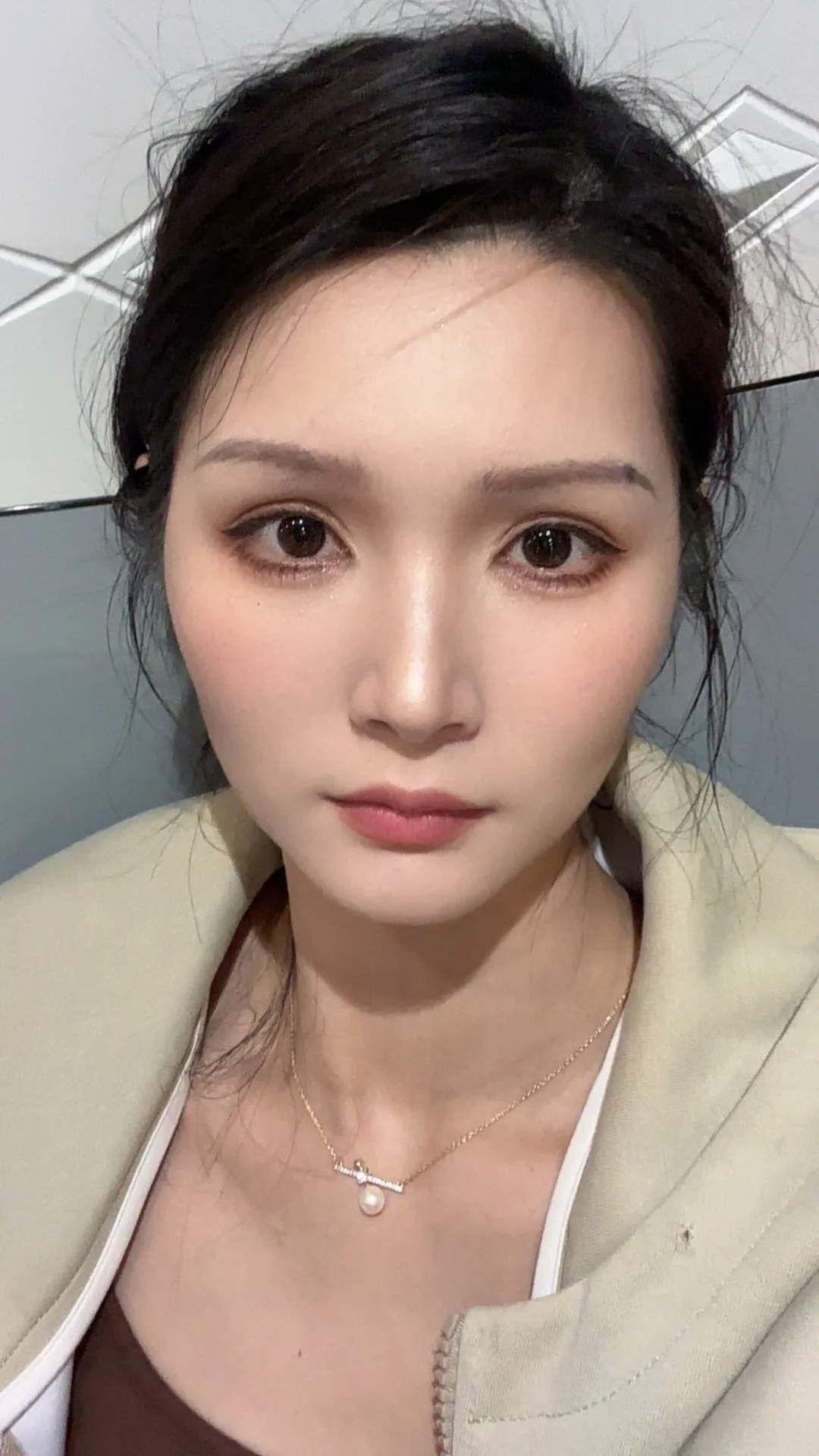 瘦到111斤身上是没肉了，眼眶都凹了