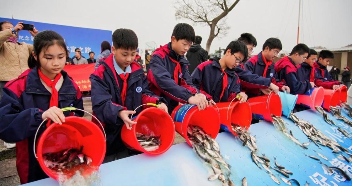 “小鱼治水”有深层意义：一方面是生态意义，投放滤食性和草食性鱼类，能吃掉藻类和浮