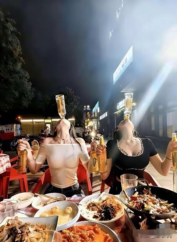 如果去吃宵夜，遇到这两个妹子怎么办？
一个穿白色衣服，一个穿黑色衣服……
她们喝