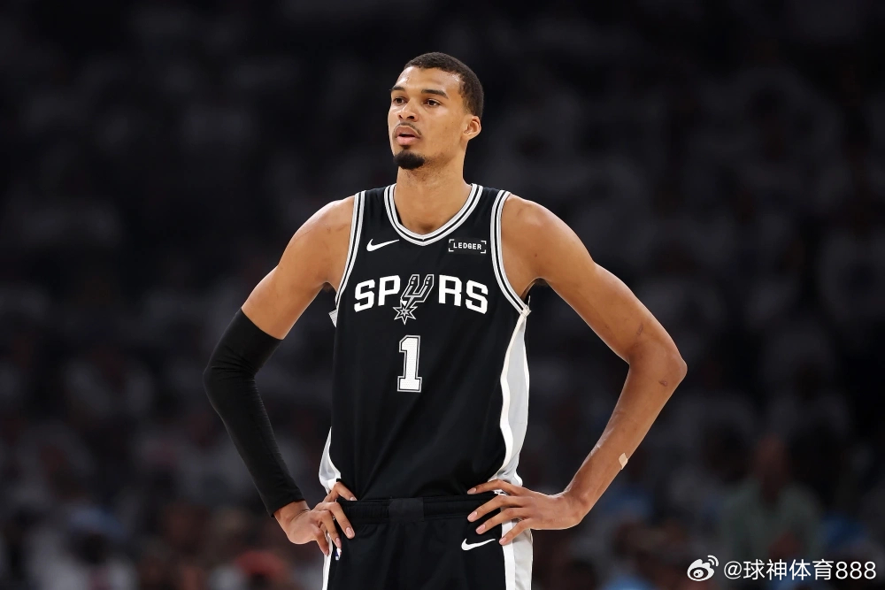 文班数据在NBA历史首见文班亚马此役出战38分钟，15投4中，其中三分球5投0中