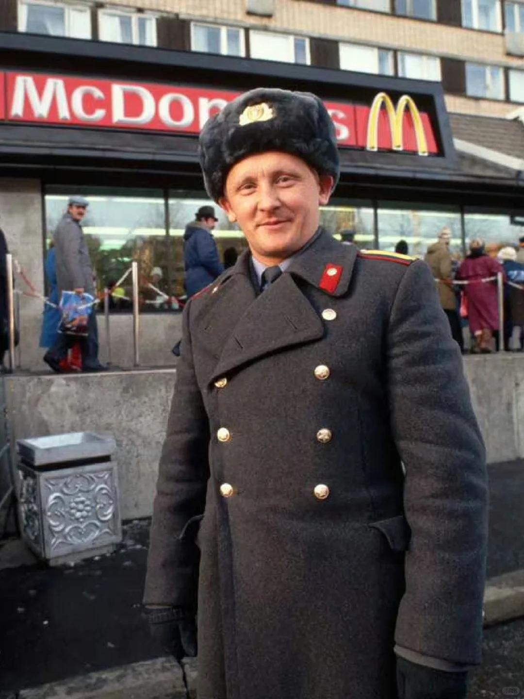 站在苏联第一家麦当劳餐厅外的苏联警察。摄于1990年，莫斯科
