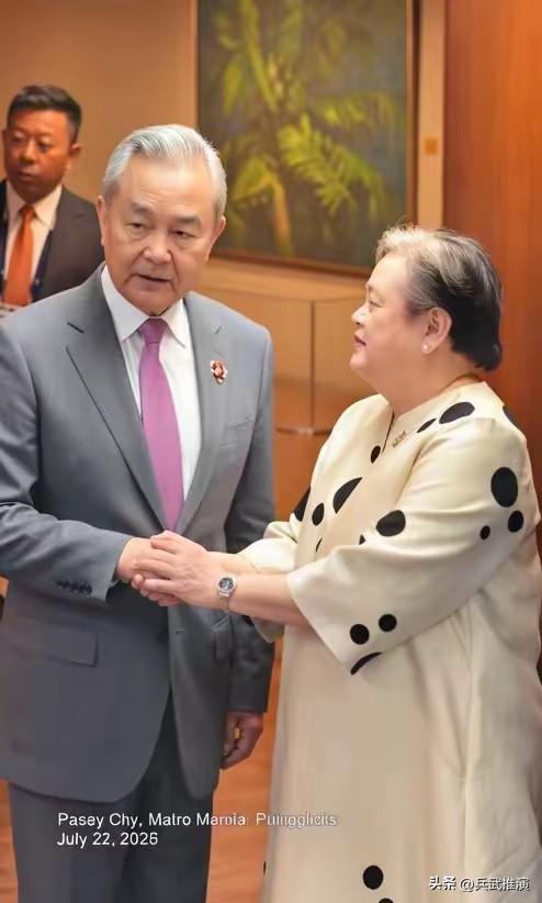 拉扎罗心知肚明，中国外长这次给的面子，不是给菲律宾的

王毅到了马尼拉，是来开东