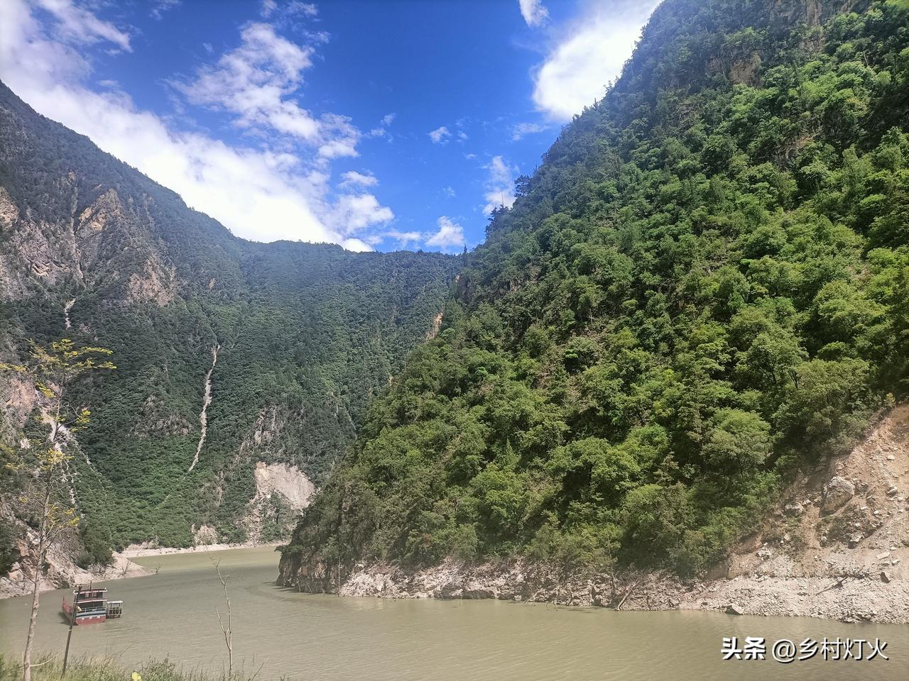 高原山区的气候总是这样反复无常，前几秒钟还阴云密布后几秒钟又灿烂的天空！
前几天