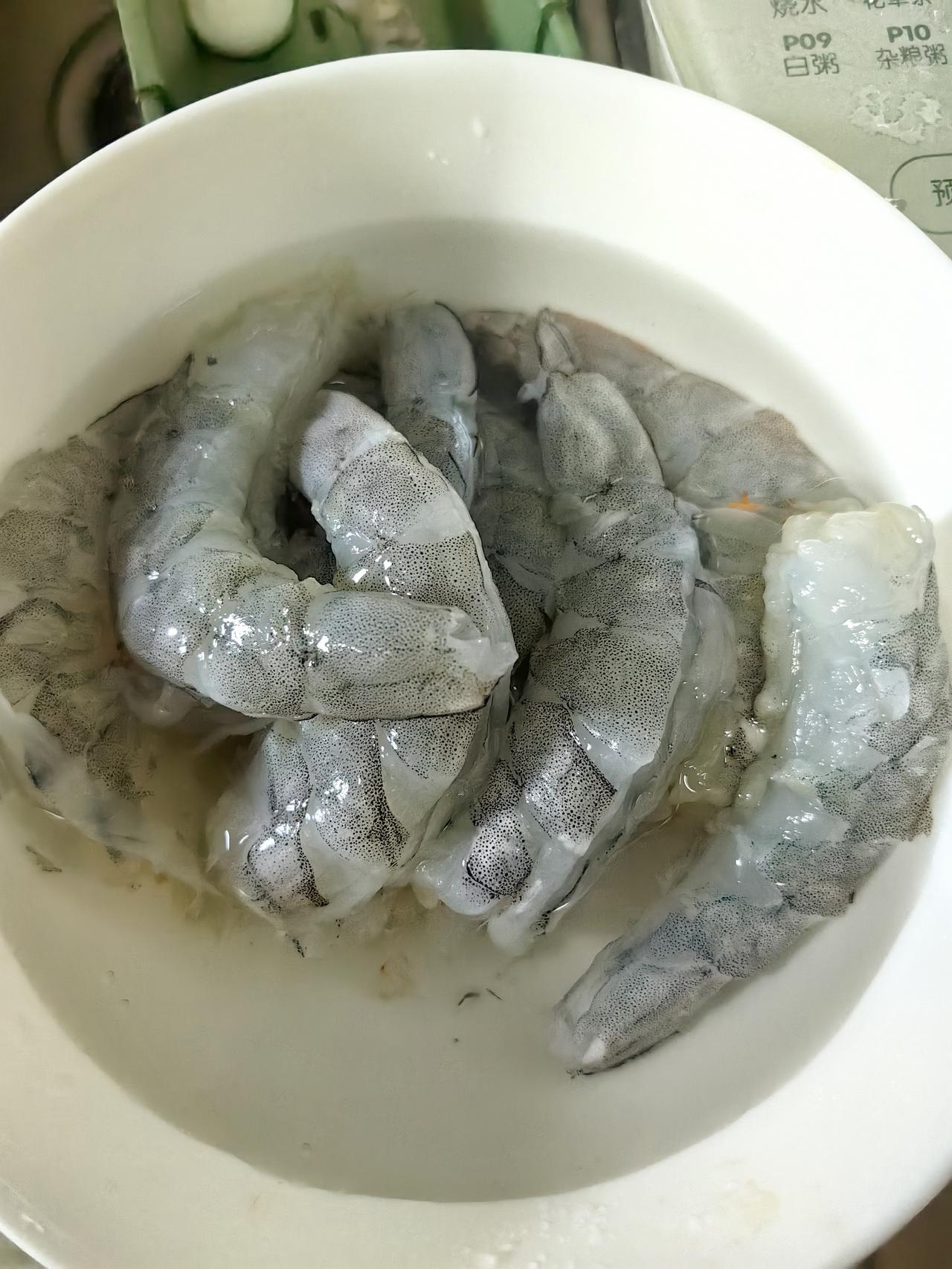 周末两个人的中午饭，米饭+白灼大虾+西葫芦炒西红柿

前天晚上，古城西安电闪雷鸣