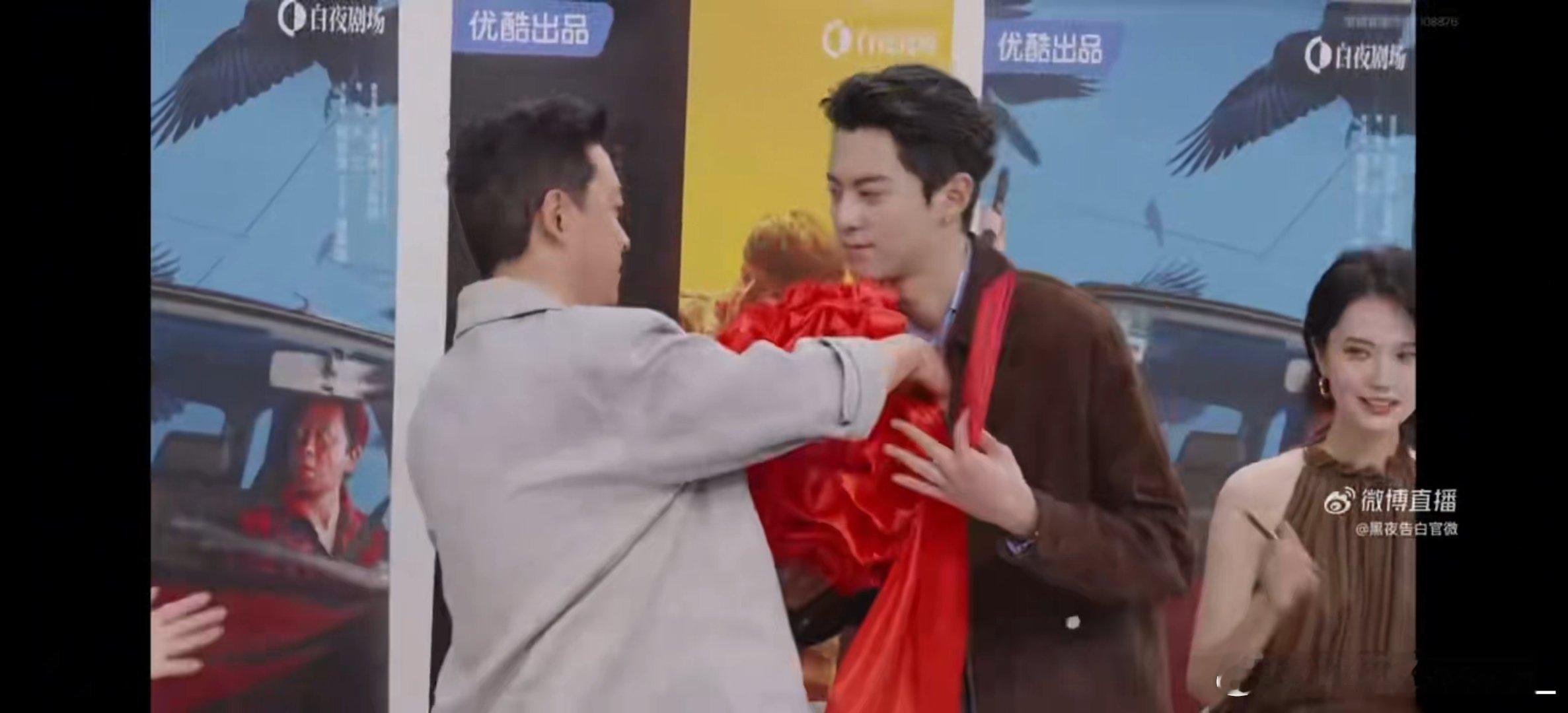 潘粤明给王鹤棣带大红花潘粤明师傅主打一个仪式感十足，亲手戴上大红花，画风接地气又