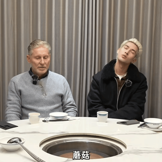 米卡和爸爸挑战吃虫子 这才是明星旅游vlog的正确打开方式啊，没有滤镜没有剧本，