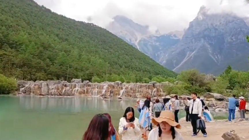 【游客在旅游大巴上戴墨镜被导游点名：玩不起就下车，不要当搅屎棍】7月13日，有网