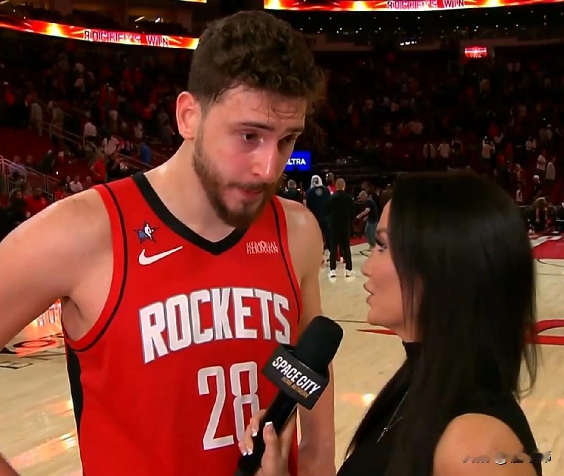 申京谈杜兰特：

“KD在场上就有牵制力。”

“对手忌惮他的得分能力。”

“