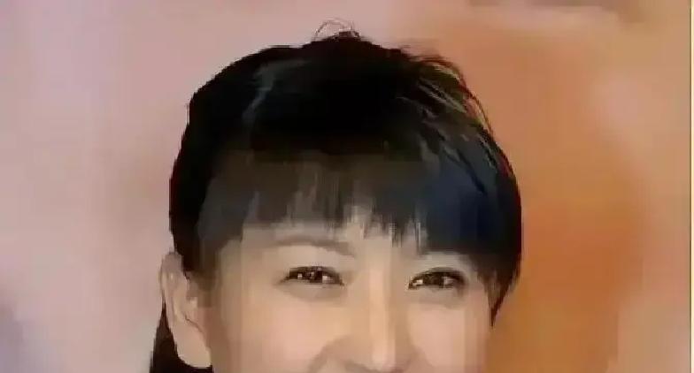 午休三小时直播带货，剧组停工设备空转，损失六万。
她被当场换角，片酬全扣，另罚十