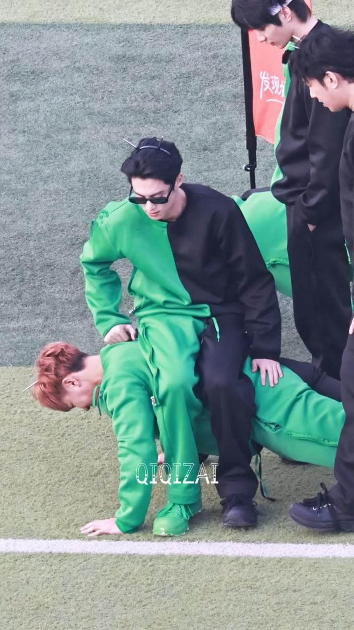 其实最搞笑的是二次上背后哥俩一起转头看晓明哥那组（cr📕七～七仔 