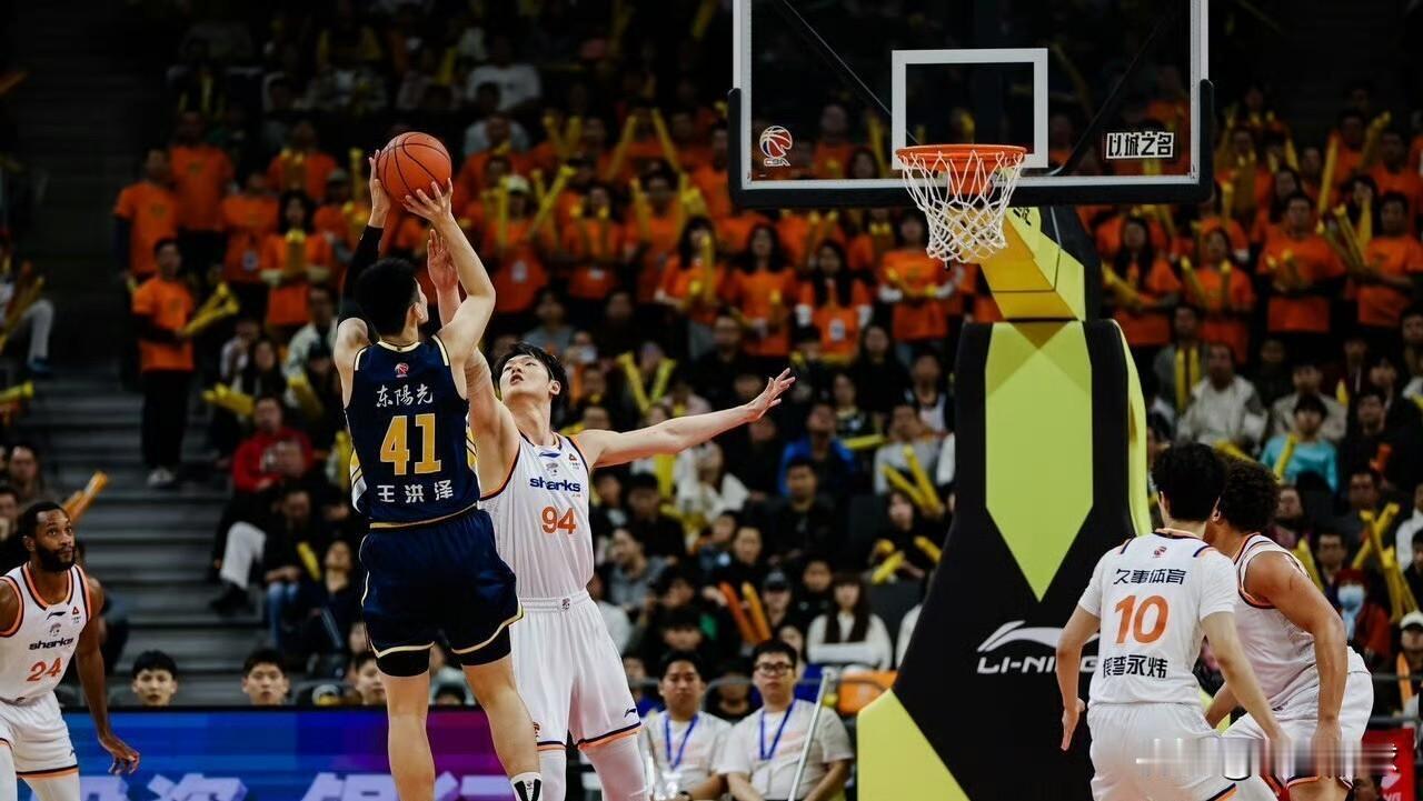 广东宏远半场47比51上海久事，打出三个意想不到，敢打敢拼，掀起青春风暴！
CB