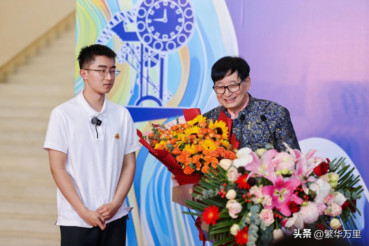 还记得那位意外被拍到高考、迈巴赫送考的“迈巴赫少爷”吗？

后来的事实证明，这是