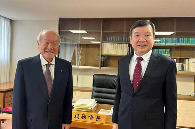一场原本旨在缅怀和平的纪念典礼，却因现场座位的排布问题，在台湾岛内意外引发了一场