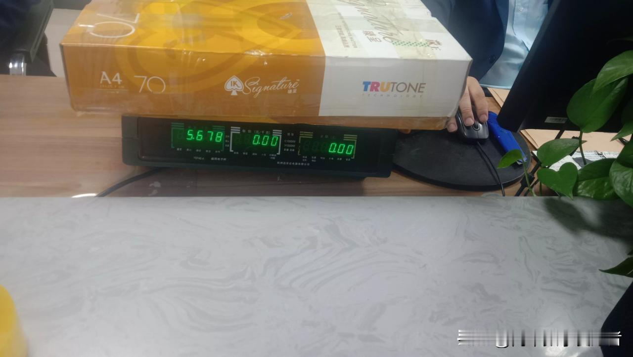 【经济下行的情况下，邓老师卖出的资料越来越少】
​
​1.销量下滑严重，以前的月