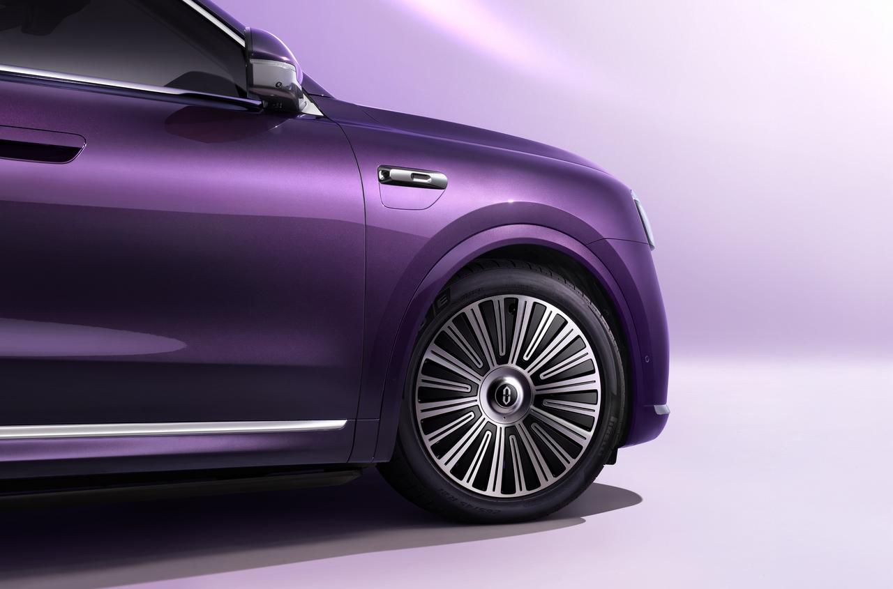 8个月狂揽15万单！问界M8坐稳40万级销冠宝座
40万级SUV市场的销冠之争，