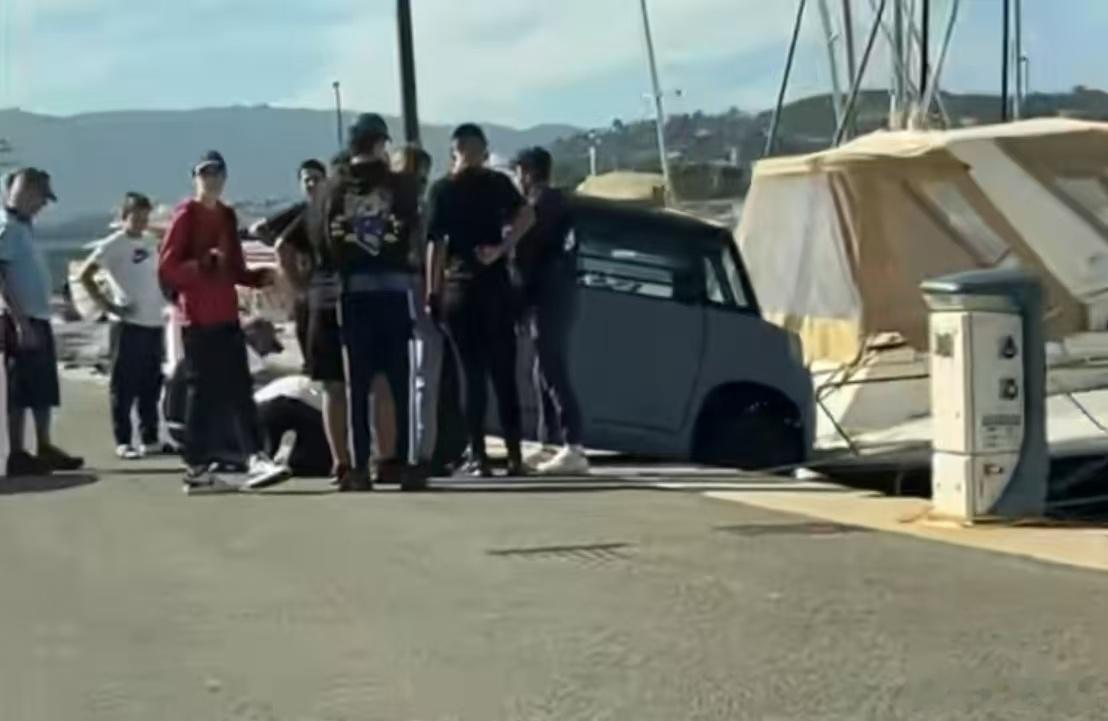 要论各国四轮鬼火的伤害值，法国的青少年+雪铁龙AMI是最低的。AMI这车只有8马