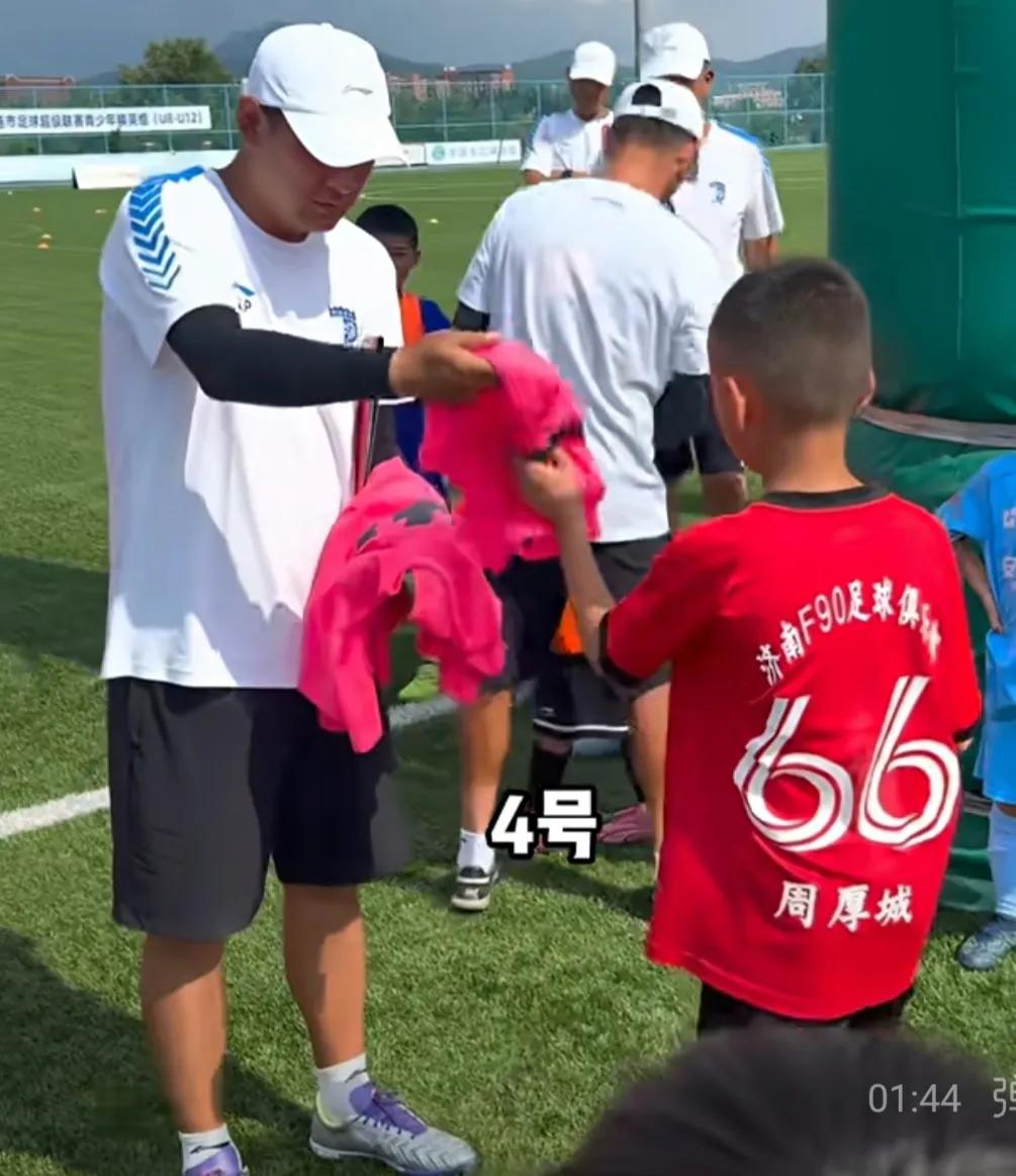 从办小餐桌就意识到一个问题，现在家长们对孩子普遍缺乏做人的基本教育。
具体体现在