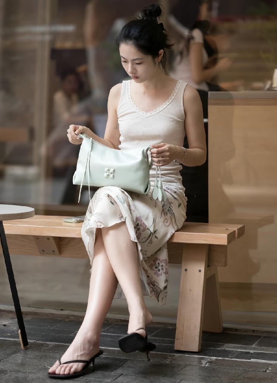 美女皮肤白皙，墙角一隅。