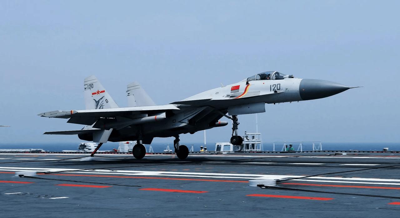 歼15对阵美军F/A-18超级大黄蜂，网上言论彻底两极分化：有人狂吹歼15全面碾
