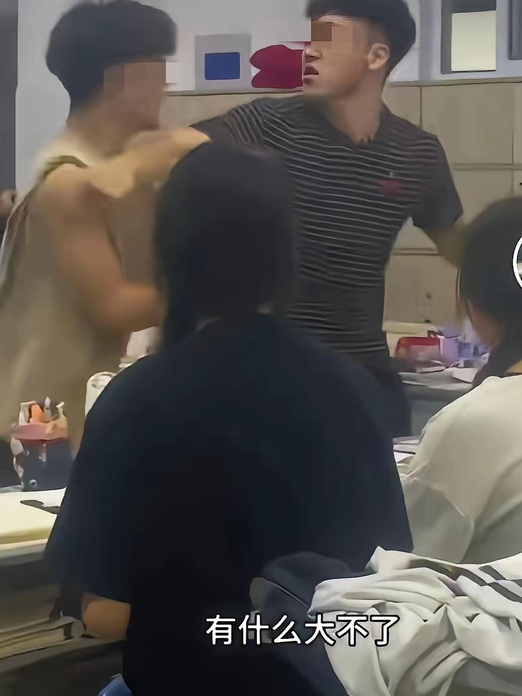 浙江男老师离婚抑郁欲请假，最后一课被学生举动戳中泪点
 
本以为是一节平淡的告别