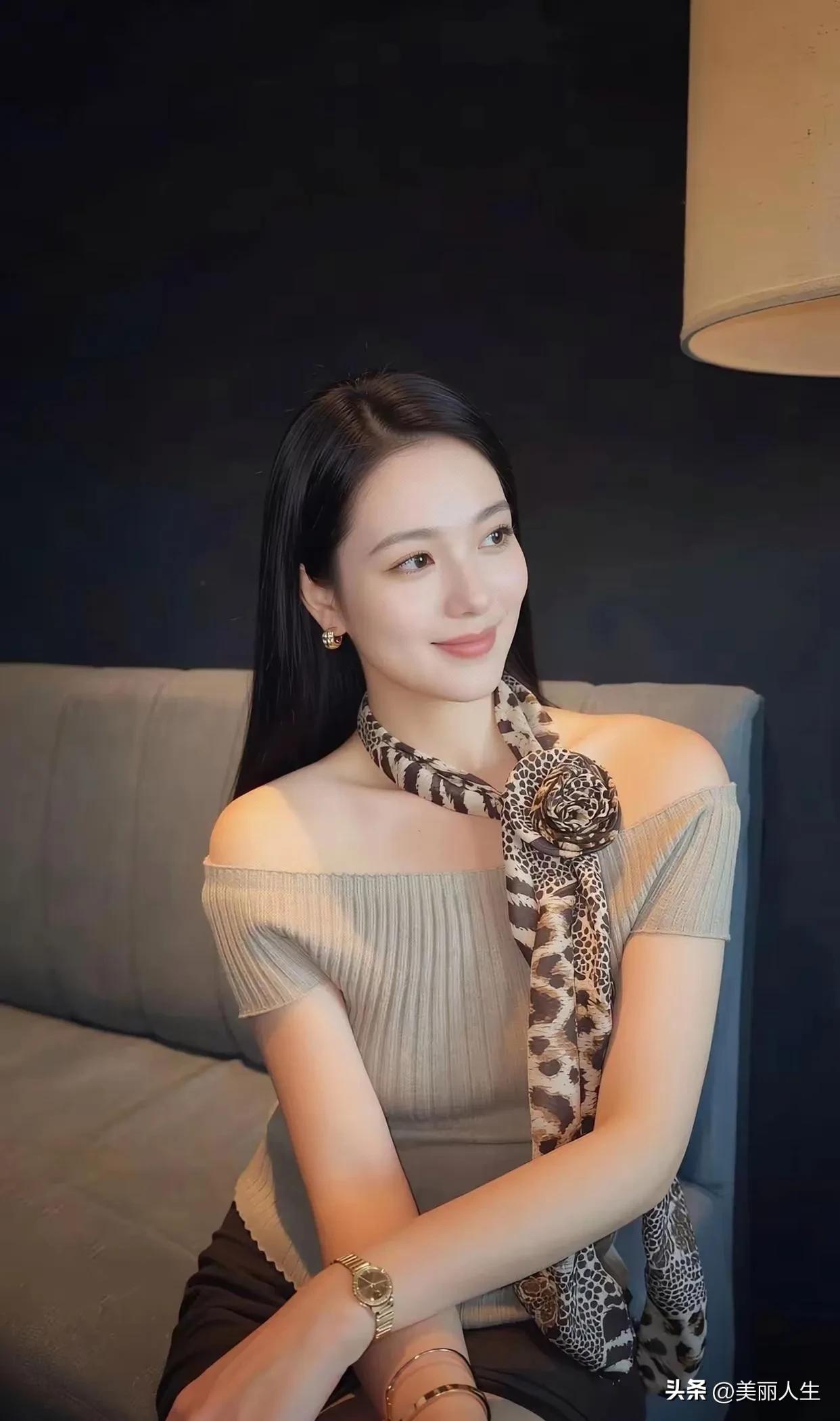 石鼎煮春茶，瑶杯斟紫霞