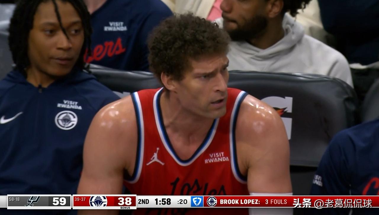 快船老将洛佩兹真是把人气死了！在今天快船主场以99：118输给马刺的比赛中，老将