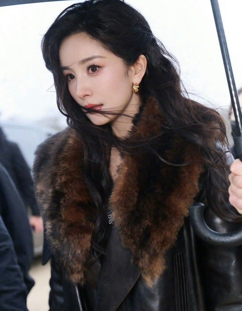 #杨幂全球代言新篇章# 今日喜讯，杨幂再获全球代言人荣誉！她以独特魅力引领时尚新