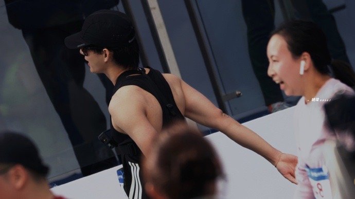 姚琛上海半马完赛偶遇姚琛跑马拉松 别人跨界是试水，跨界是直接完赛！从舞台到跑道全