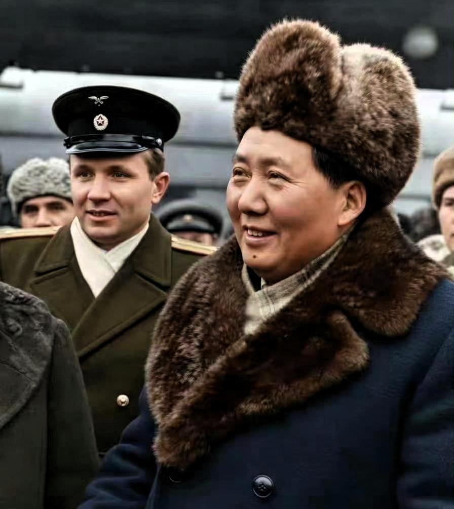 1949年12月21日，斯大林七十寿辰盛大庆典在莫斯科大剧院隆重举办。毛泽东主席