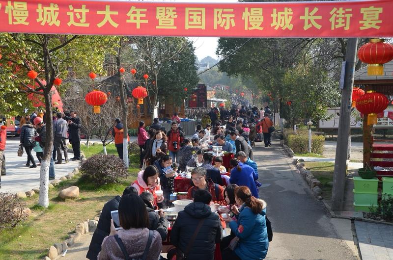 江西丰城张巷镇东岭村“百桌杀猪宴”翻车，原本预估2000人，结果来了4万人，现场