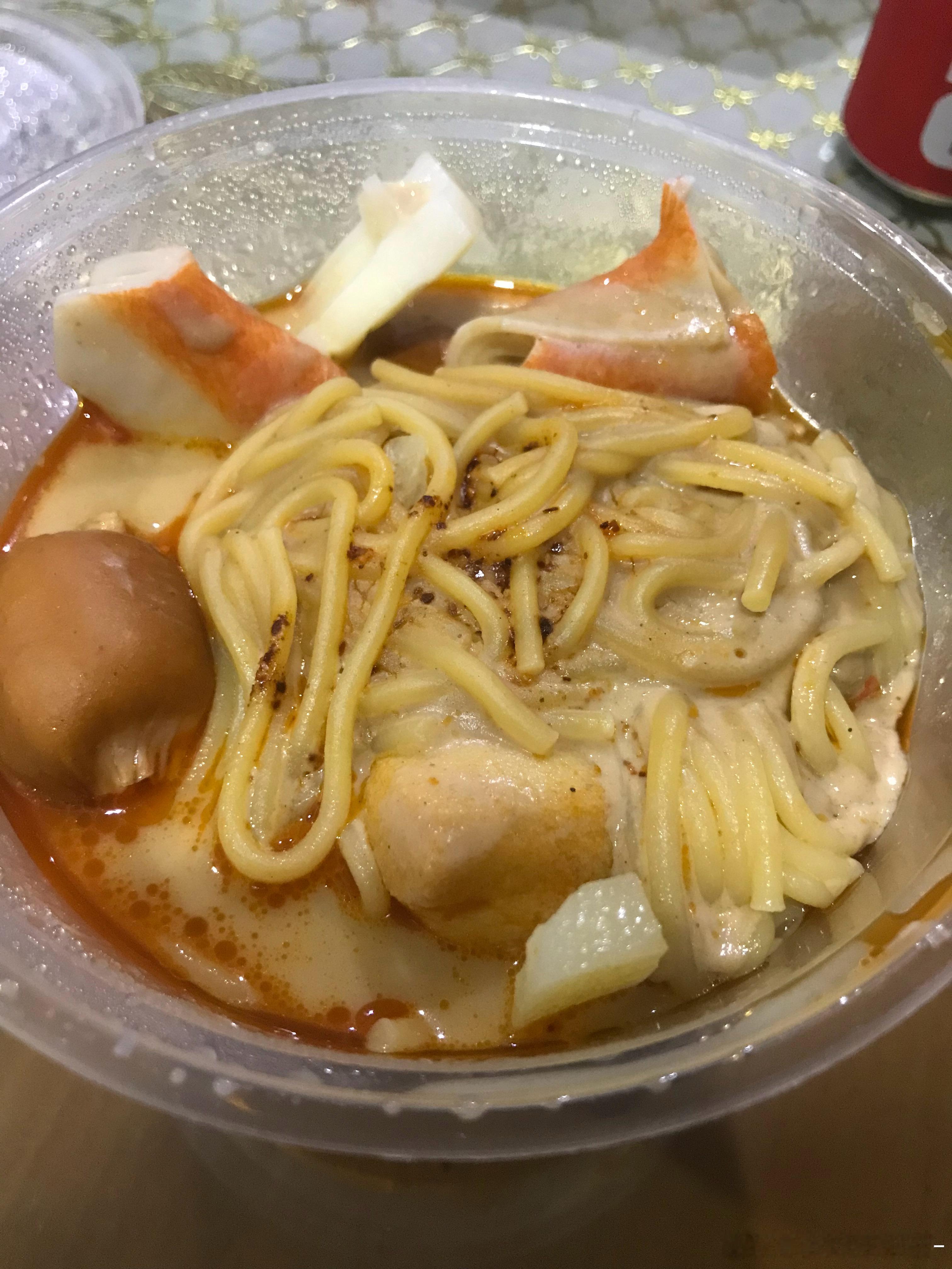 晚饭吃黏糊麻辣烫几块土豆片感觉没熟有点生硬然后不敢吃怕中毒了总体还是阔以的 