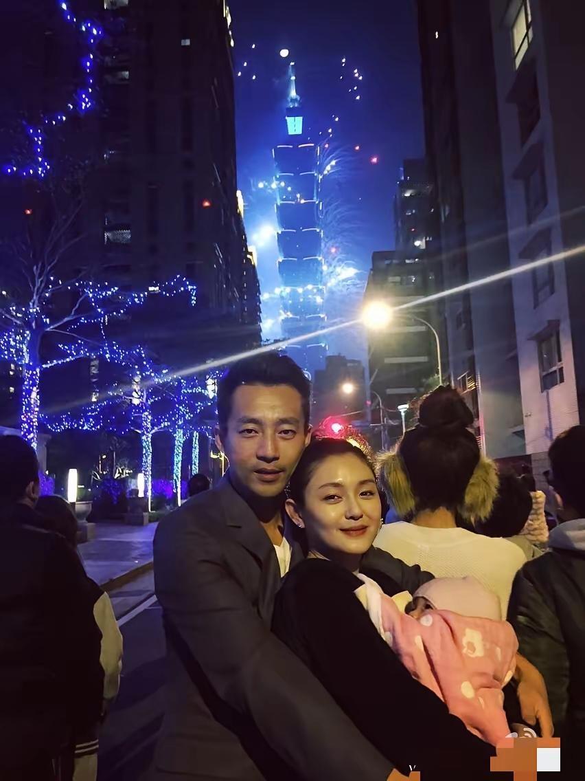 跨年夜，看着101大厦的烟花汪小菲眼眶湿润了，有很多人骂他不顾现任妻子感受，可是