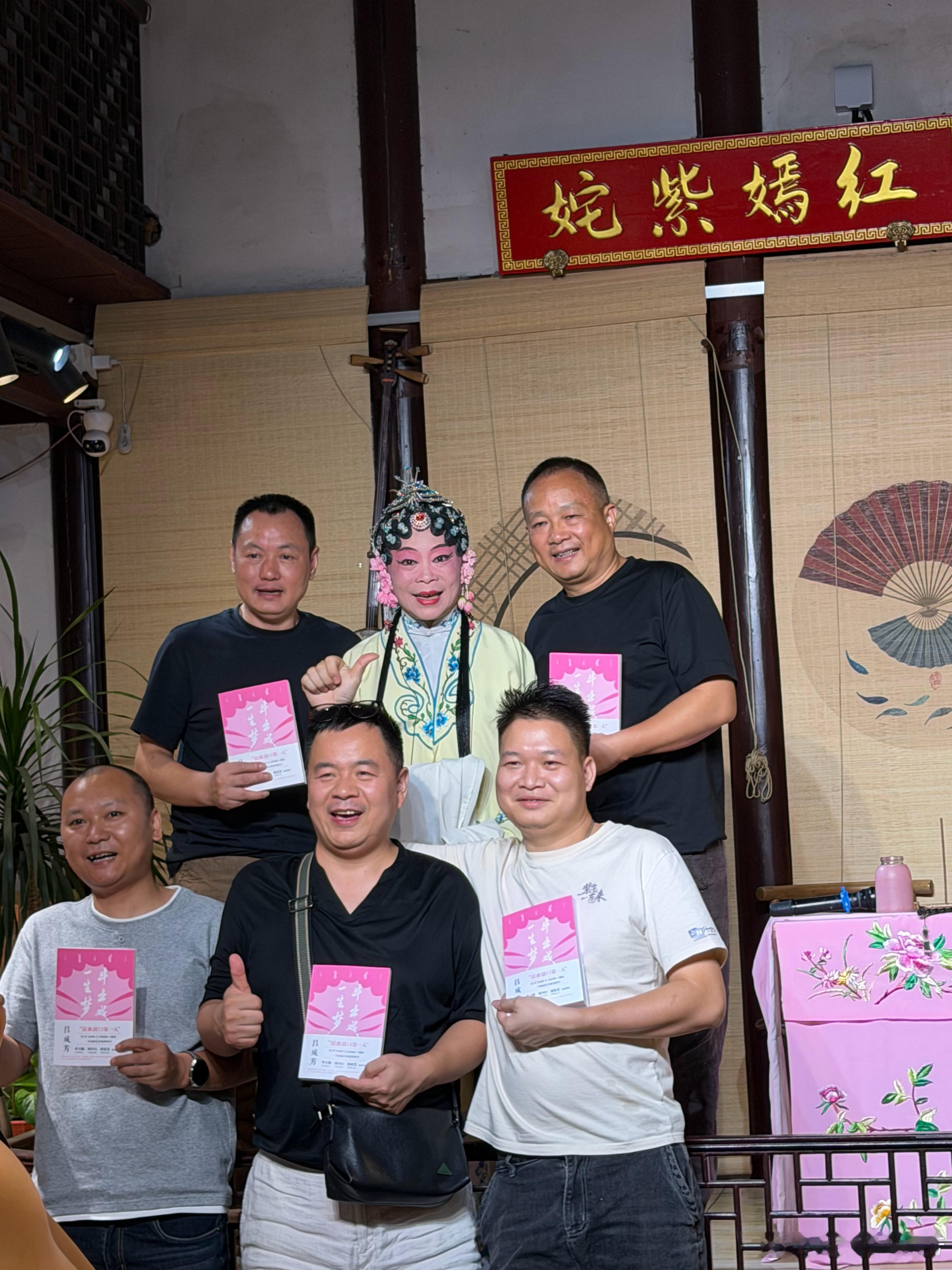昨晚9:30，我的铁杆粉丝带着他的广东朋友来看我表演，本来唱了一个多小时准备结束