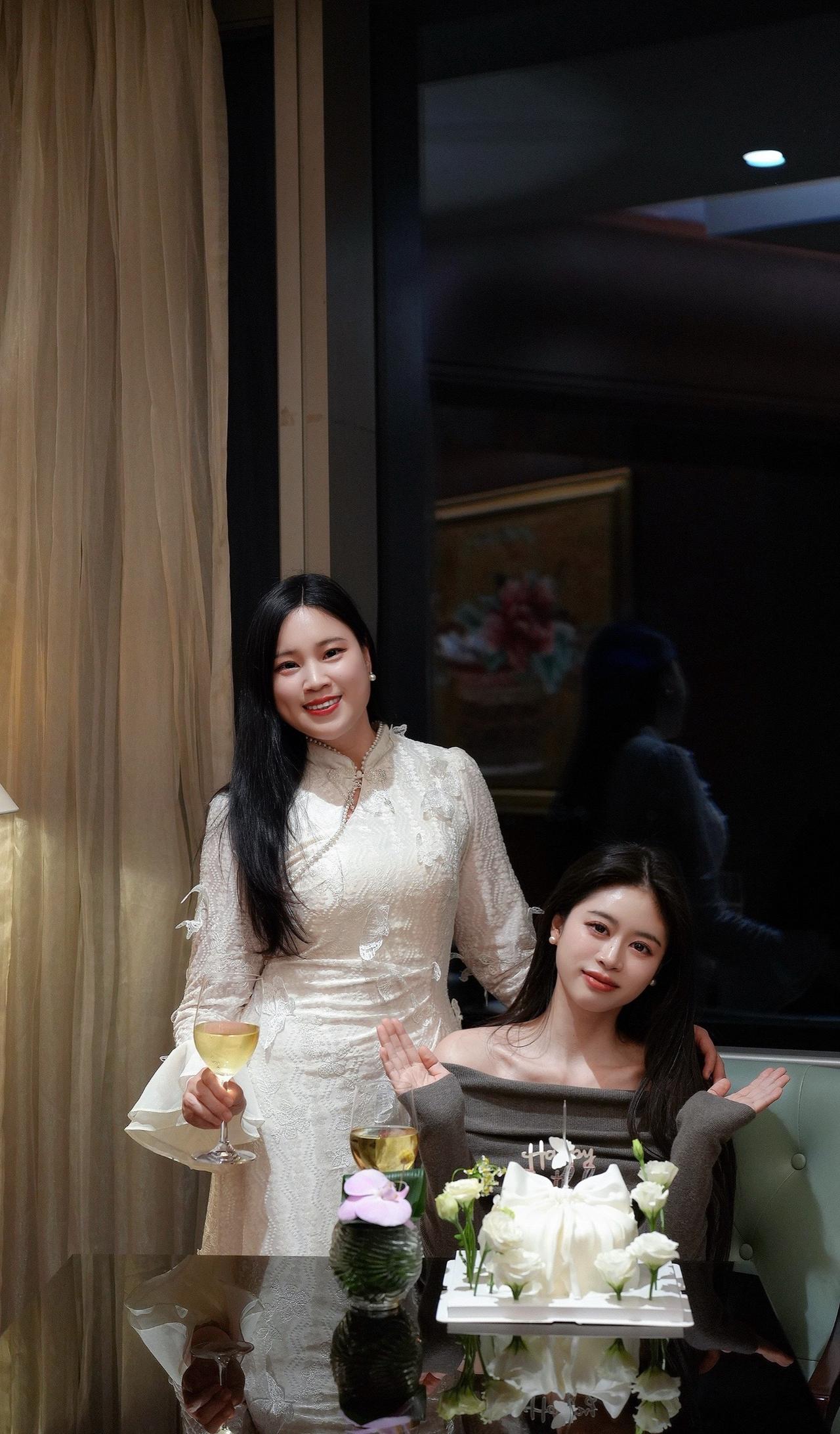 都说重要的不是礼物
🎁而是陪伴的仪式感

🎂今年闺蜜的生日，我选择避开喧闹，