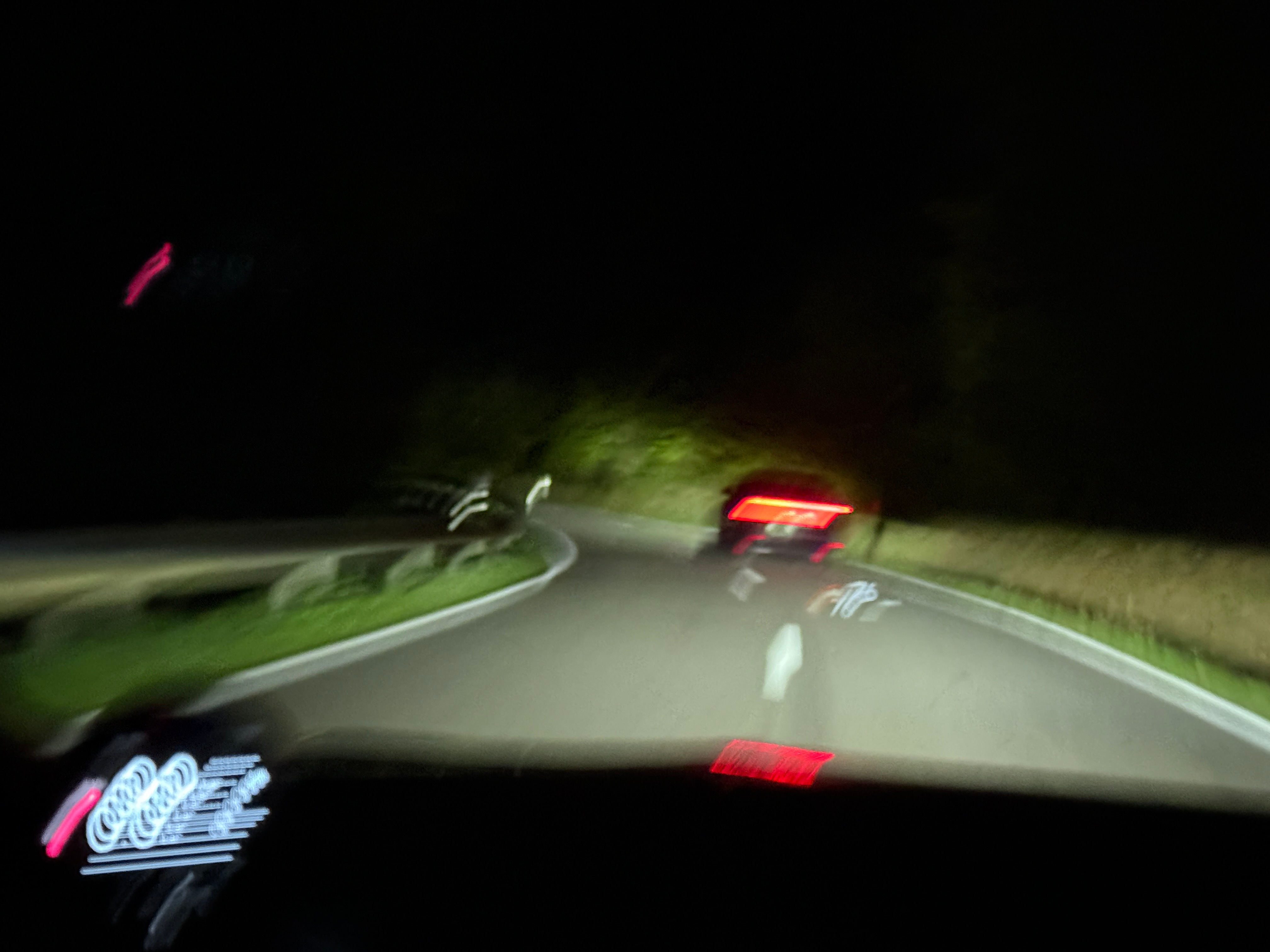 在纽博格林西边山路上，遇到个MPV，他用惯性漂移过弯... ​​​