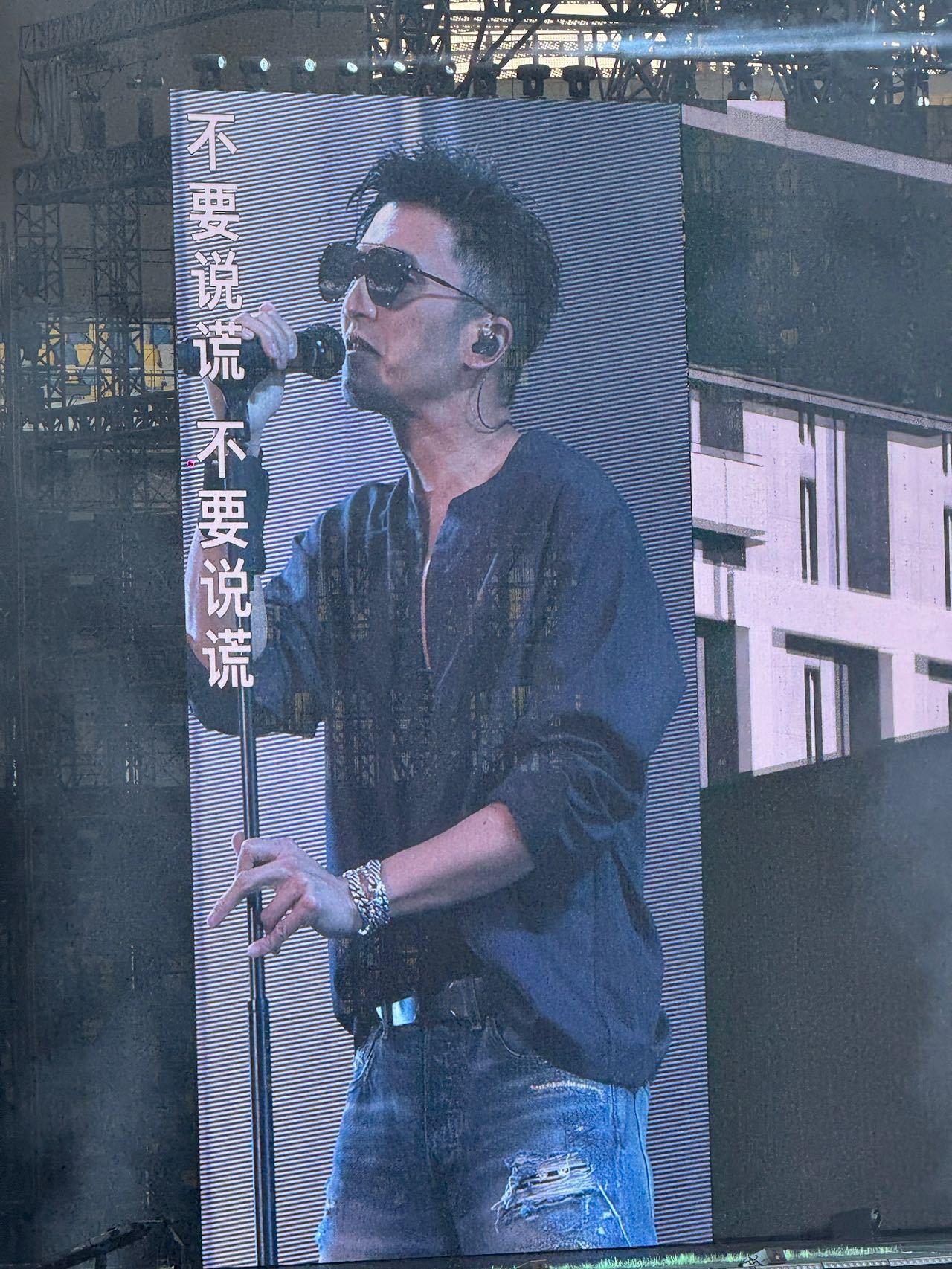 谢霆锋深V开到腰了果然自律的人穿啥都撑得住，谢霆锋深V一上身气场全开，下次还来～